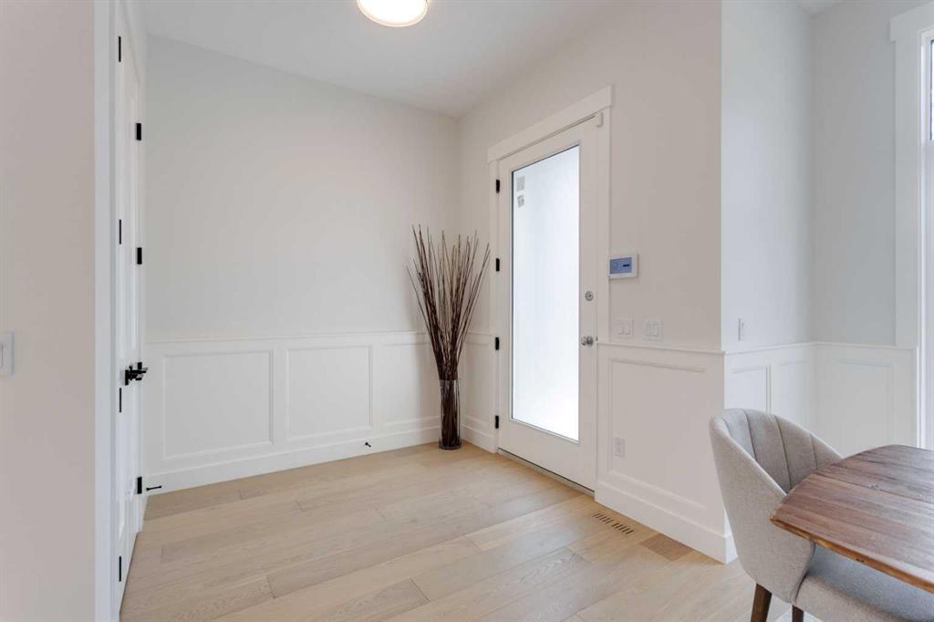 422 14 Avenue Northeast, Calgary – Residential Semi Detached Listing Photo 2