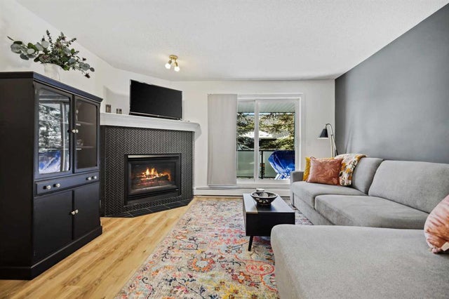 210, 10 Sierra Morena Mews Sw, Calgary