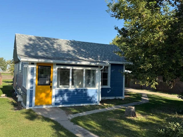 32 2 Street W, Arrowwood