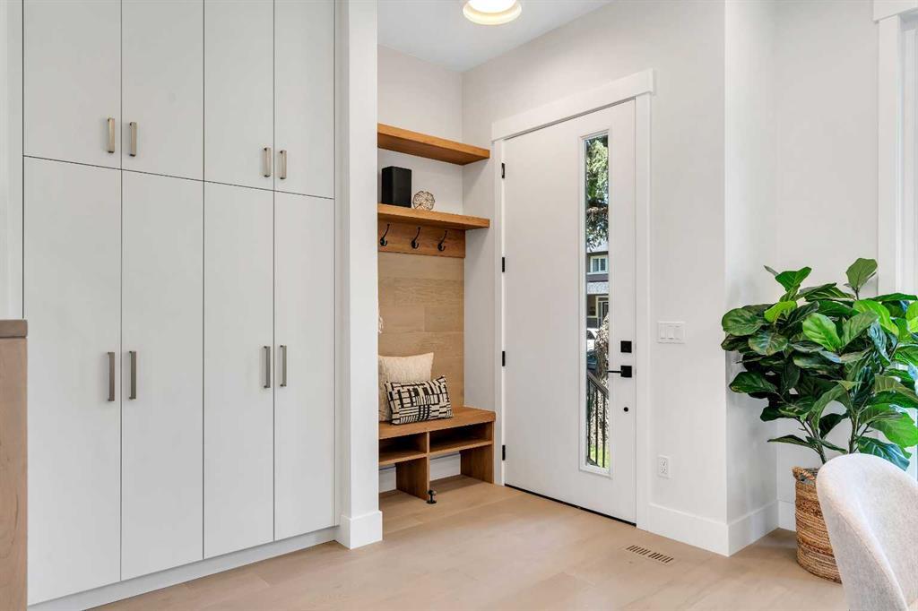 1130a Regent Crescent Northeast, Calgary – Residential Semi Detached Listing Photo 3