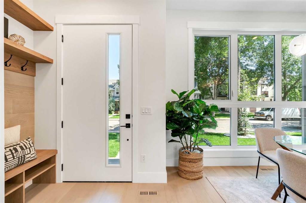 1130a Regent Crescent Northeast, Calgary – Residential Semi Detached Listing Photo 5