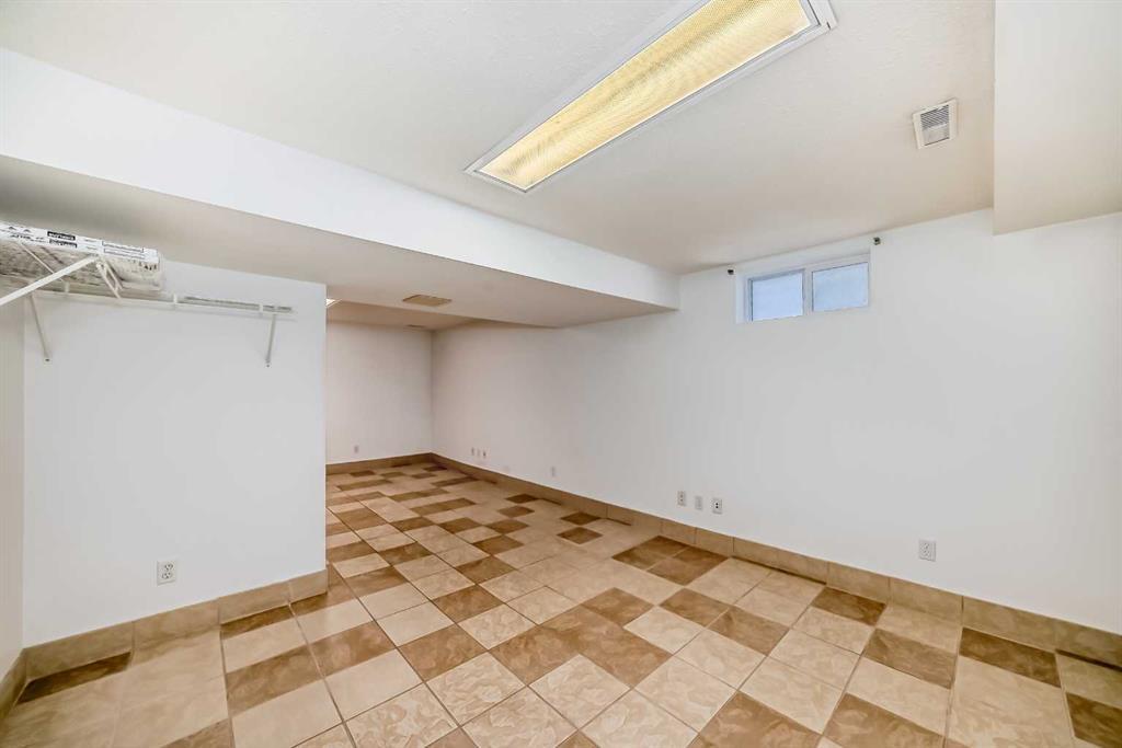 42 Ypres Green Southwest, Calgary – Residential Semi Detached Listing Photo 31