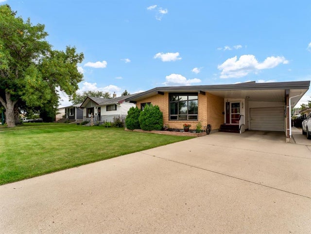 1938 17 Avenue Se, Medicine Hat