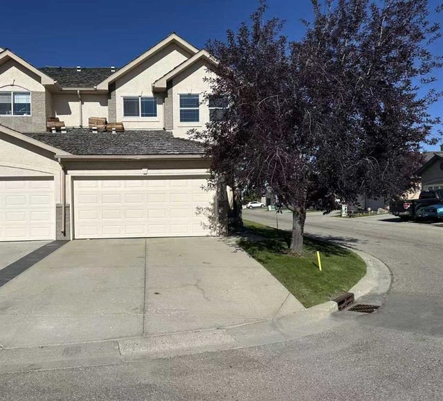 200 Royal Crest View Nw, Calgary