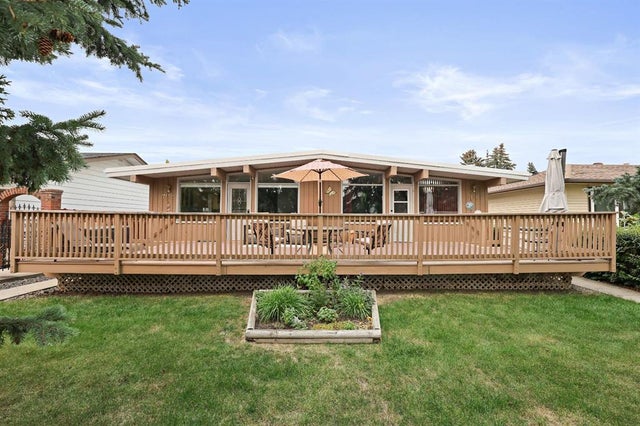 7132 & 7130 35 Avenue Nw, Calgary