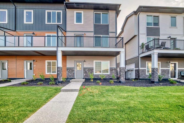 42 Corner Glen Manor Ne, Calgary