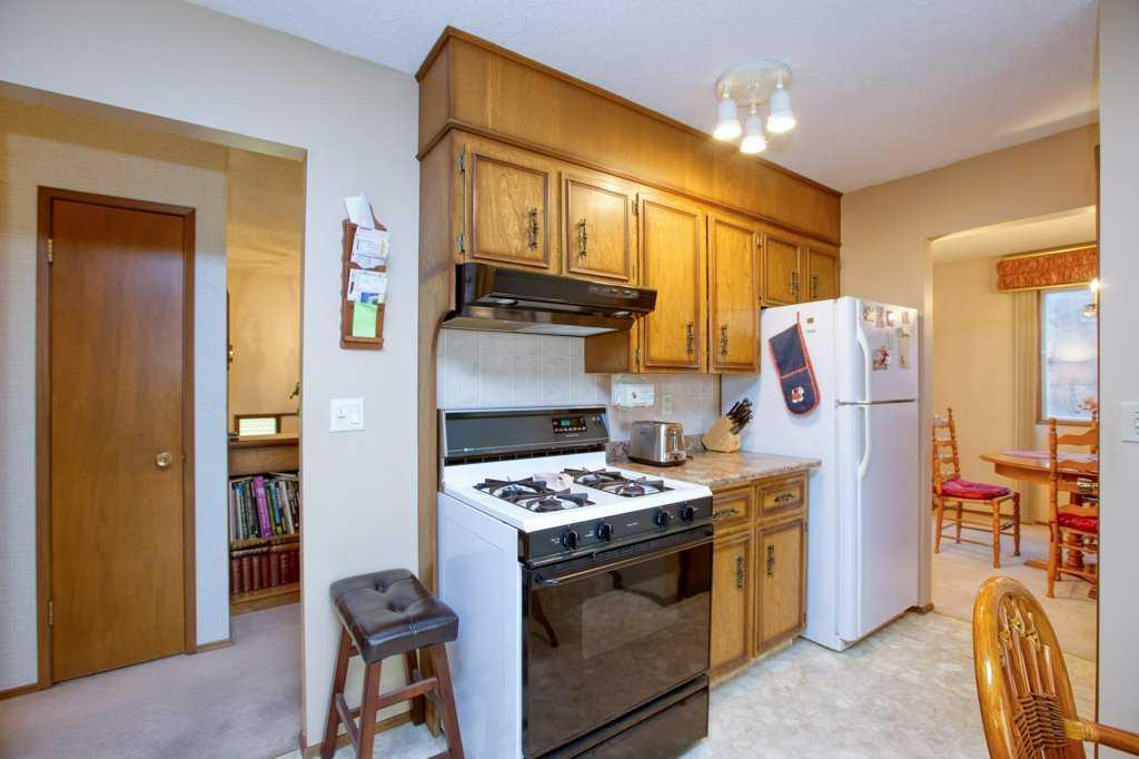 307 Silverthorn Way Northwest, Calgary – Residential Detached Listing Photo 6