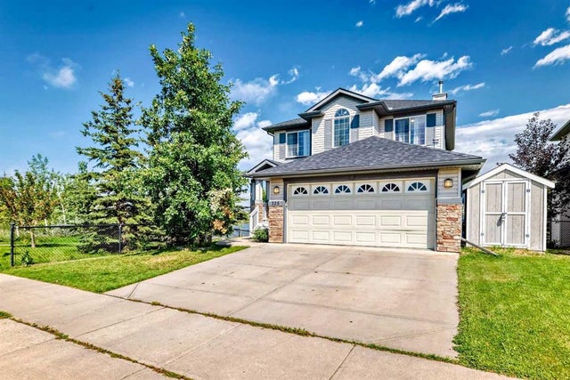 325 West Lakeview Drive, Chestermere