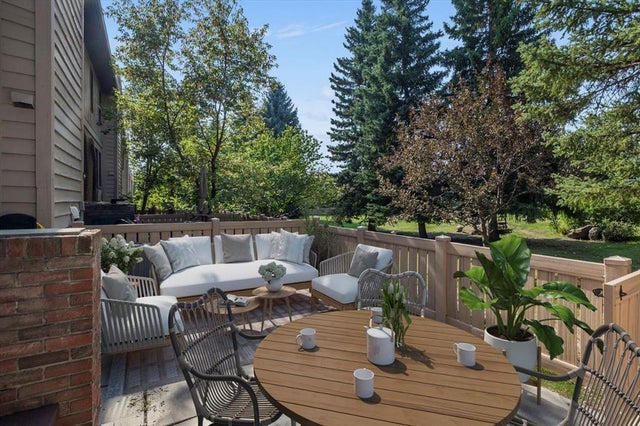 2 Canterbury Gardens Sw, Calgary