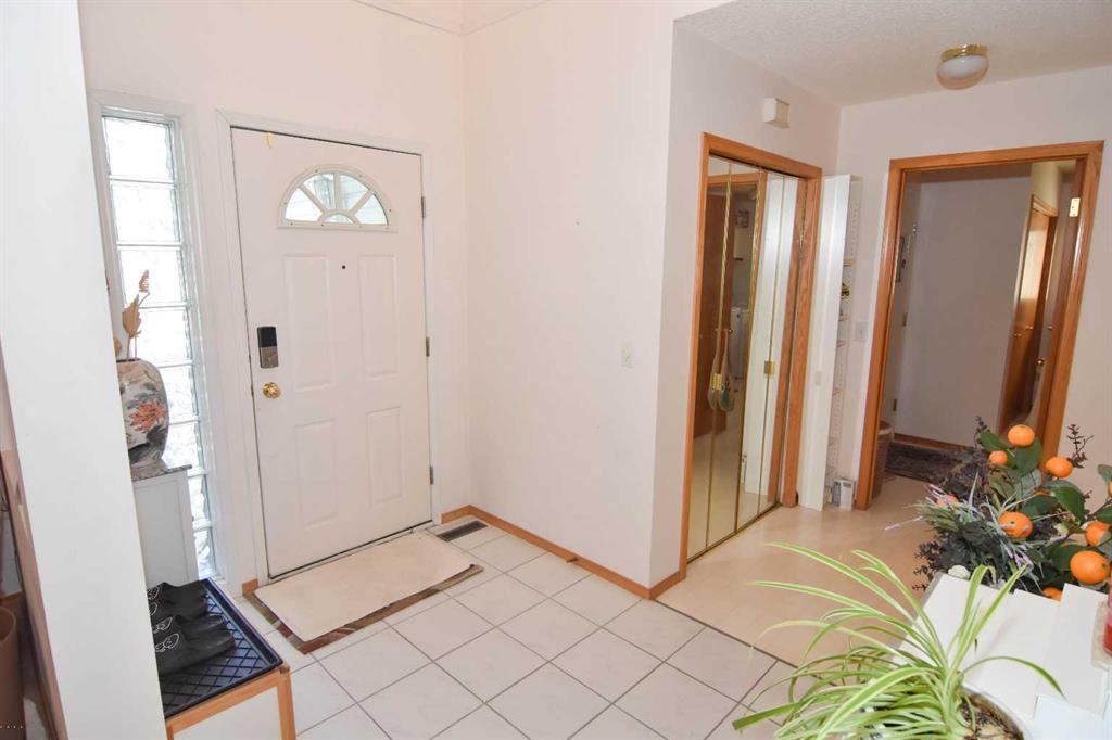 107 Hampshire Close Northwest, Calgary – Residential Detached Listing Photo 5