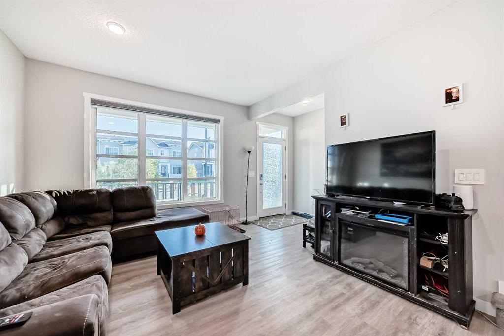 7468 202 Avenue Southeast, Calgary – Residential Semi Detached Listing Photo 4