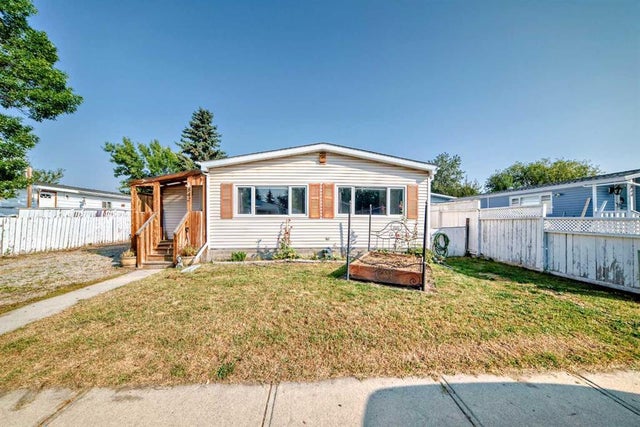 842 Briarwood Road, Strathmore