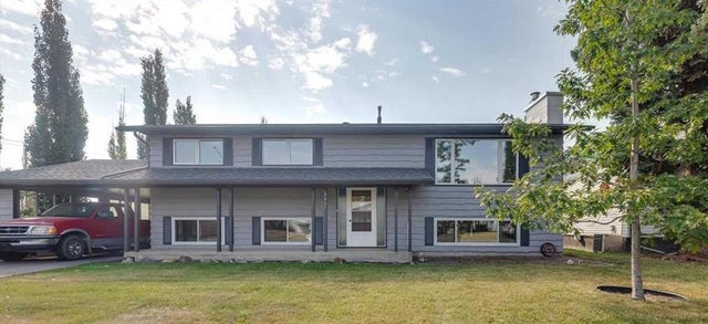5607 48 Avenue, Lacombe