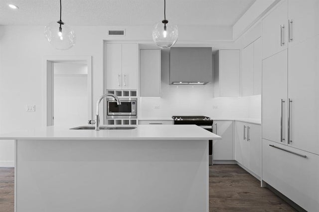 204, 8370 Broadcast Avenue Sw, Calgary