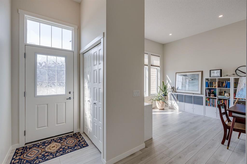 174 Chinook Gate Boulevard Southwest, Airdrie – Residential Row/Townhouse Listing Photo 5