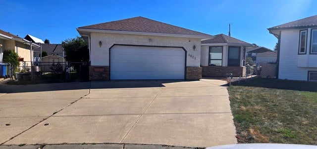 4821 47 Streetclose, Innisfail