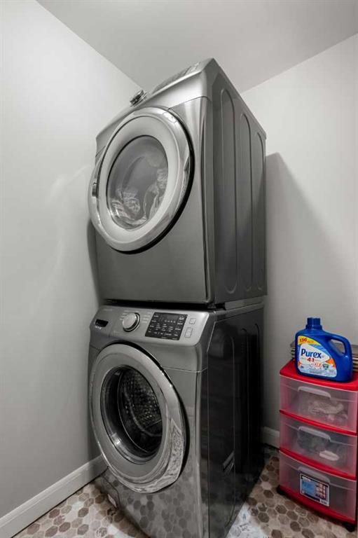 2, 530 56 Avenue Sw Calgary Alberta T2V 0G7 Windsor Park Home For Sale