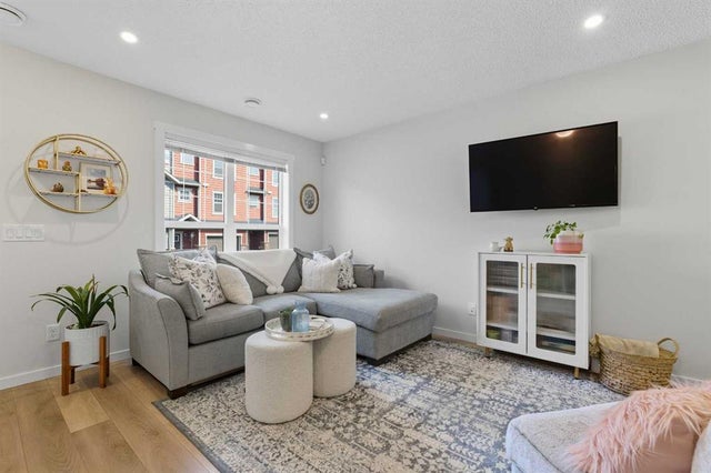 253 Cranbrook Square Se, Calgary