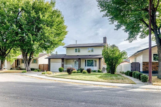 15 Whitewood Bay Ne, Calgary