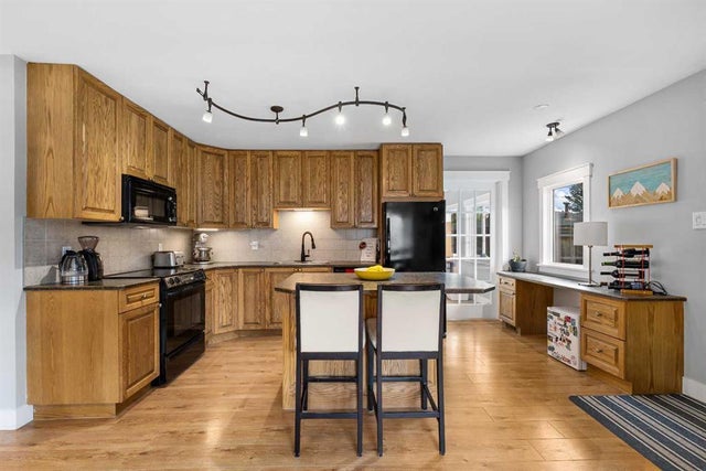 8736 34 Avenue Nw, Calgary