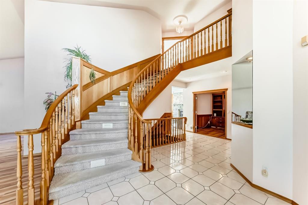 17 Santana Manor Northwest, Calgary – Residential Detached Listing Photo 2