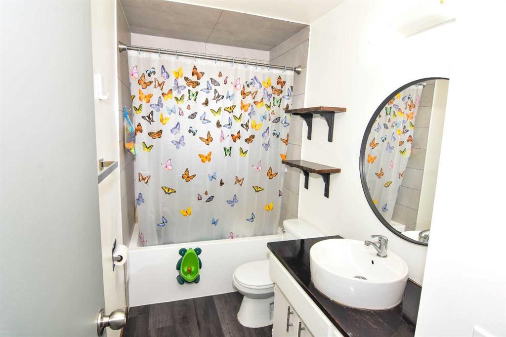 112 Woodvale Road Southwest, Calgary – Residential Detached Listing Photo 11