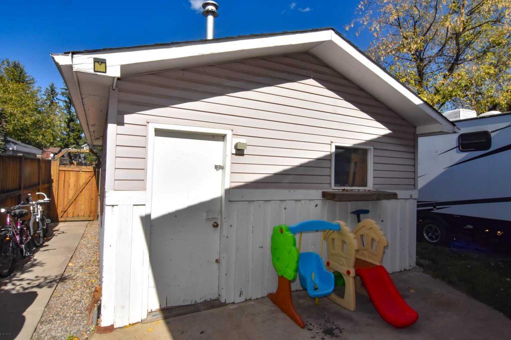 112 Woodvale Road Southwest, Calgary – Residential Detached Listing Photo 4