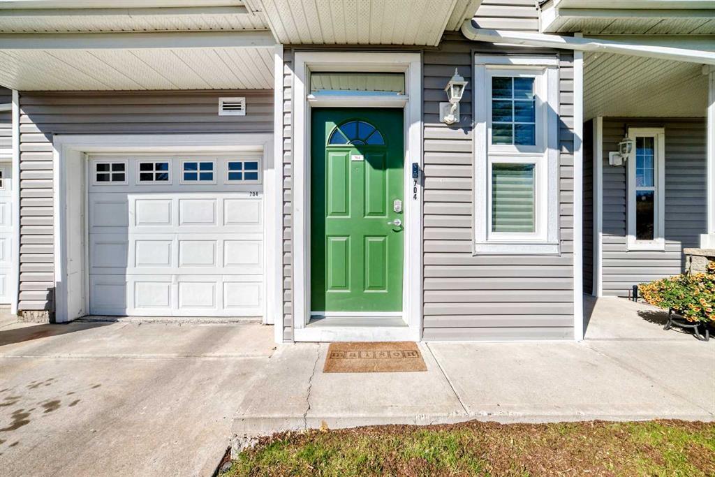 704, 39 Hidden Creek Place Northwest, Calgary – Residential Row/Townhouse Listing Photo 4