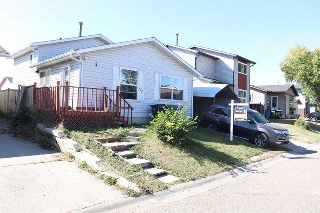 123 Castleglen Road Ne, Calgary
