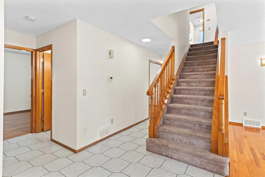 1024 Santana Road Northwest, Calgary – Residential Detached Listing Photo 9