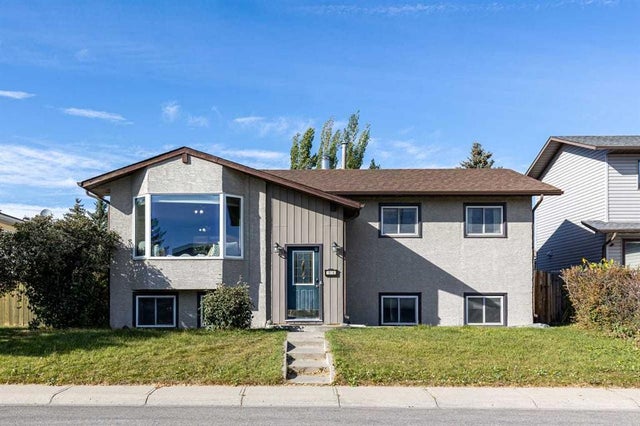 1018 10 Avenue Se, High River