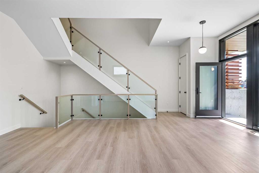 3c Willow Crescent Southwest, Calgary – Residential Semi Detached Listing Photo 4