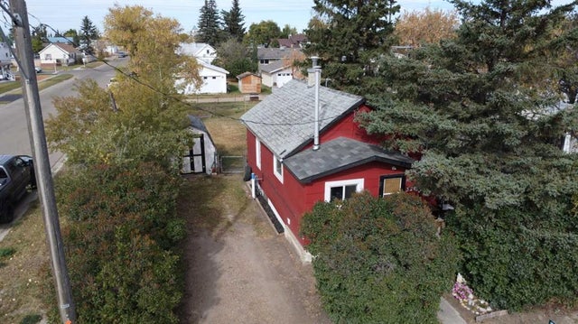 320 Railway Avenue W, Hanna
