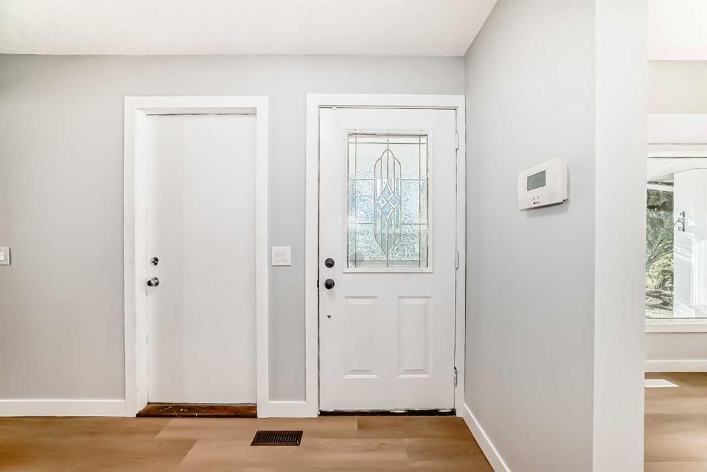 656 Woodbine Boulevard Southwest, Calgary – Residential Detached Listing Photo 4