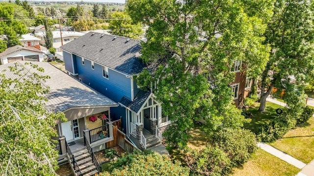 7418 36 Avenue Nw, Calgary