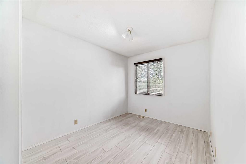 #11, 380 Bermuda Drive Northwest, Calgary – Residential Row/Townhouse Listing Photo 16