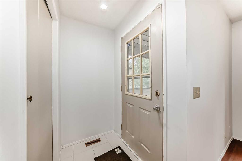 #11, 380 Bermuda Drive Northwest, Calgary – Residential Row/Townhouse Listing Photo 2