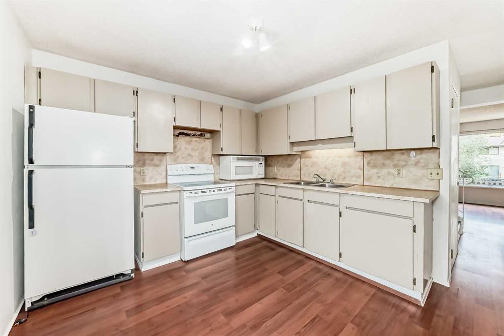 #11, 380 Bermuda Drive Northwest, Calgary – Residential Row/Townhouse Listing Photo 4