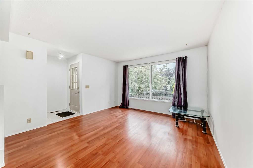 #11, 380 Bermuda Drive Northwest, Calgary – Residential Row/Townhouse Listing Photo 7