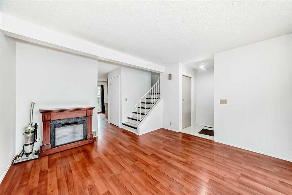 #11, 380 Bermuda Drive Northwest, Calgary – Residential Row/Townhouse Listing Photo 8