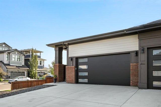 10 Cranbrook Common Se, Calgary