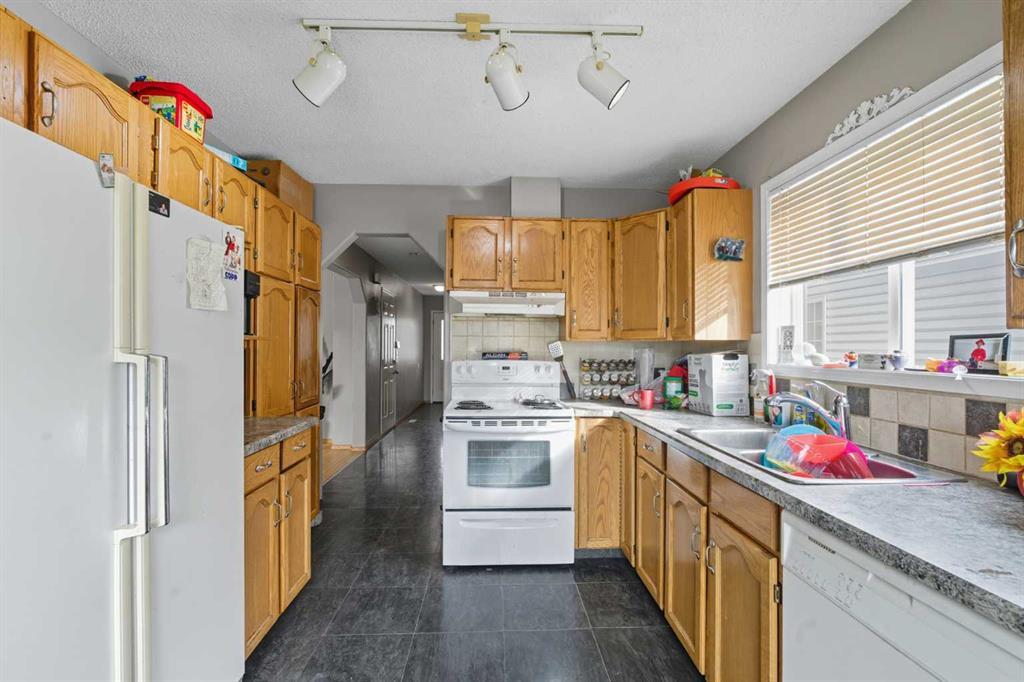 141 Saratoga Close Northeast, Calgary – Residential Detached Listing Photo 3