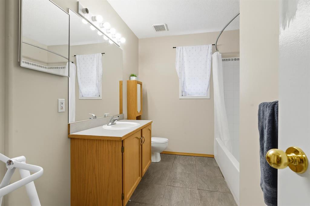 141 Saratoga Close Northeast, Calgary – Residential Detached Listing Photo 7