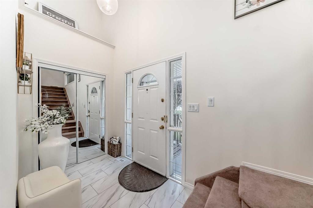 82 Mt Gibraltar Heights Southeast, Calgary – Residential Detached Listing Photo 4