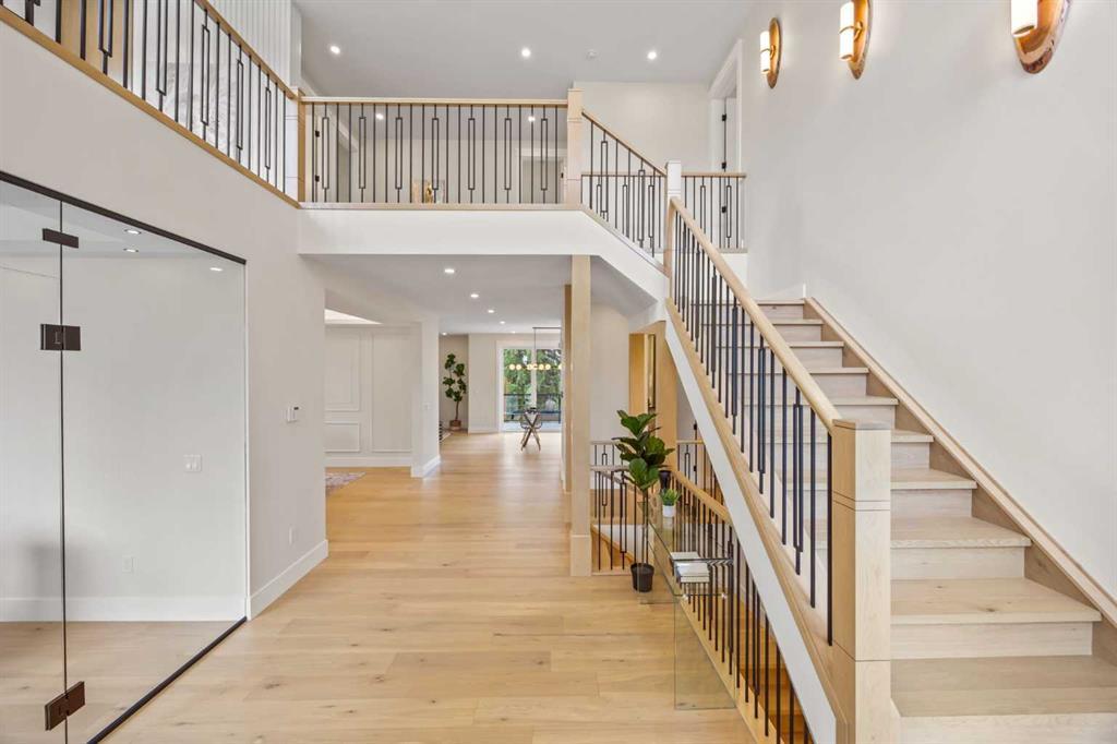 12 Vardana Place Northwest, Calgary – Residential Detached Listing Photo 3