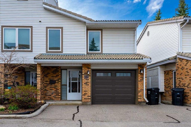 215 Coachway Lane Sw, Calgary