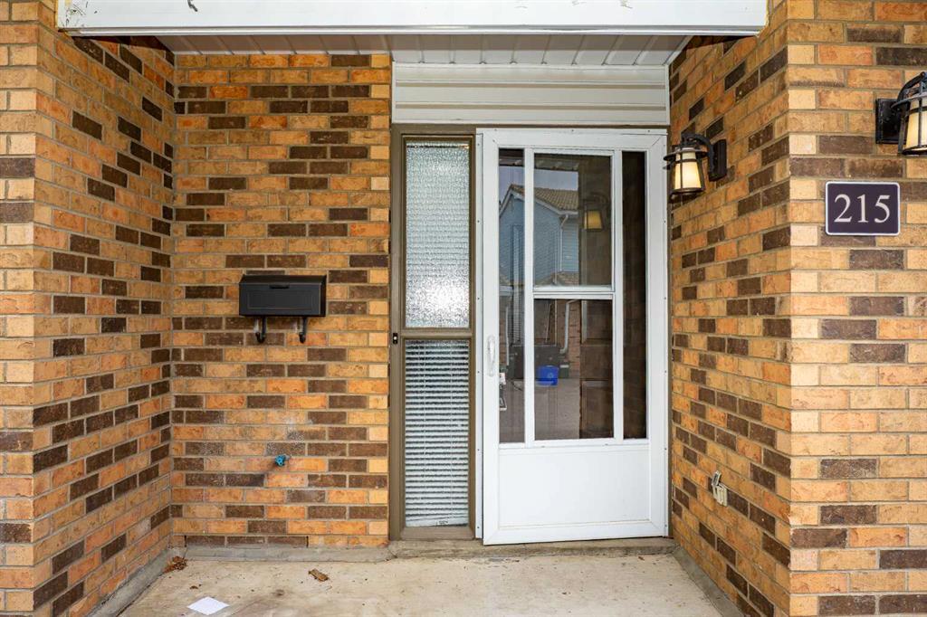 215 Coachway Lane Southwest, Calgary – Residential Row/Townhouse Listing Photo 9