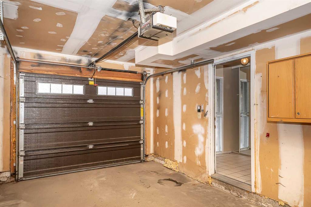 215 Coachway Lane Southwest, Calgary – Residential Row/Townhouse Listing Photo 10