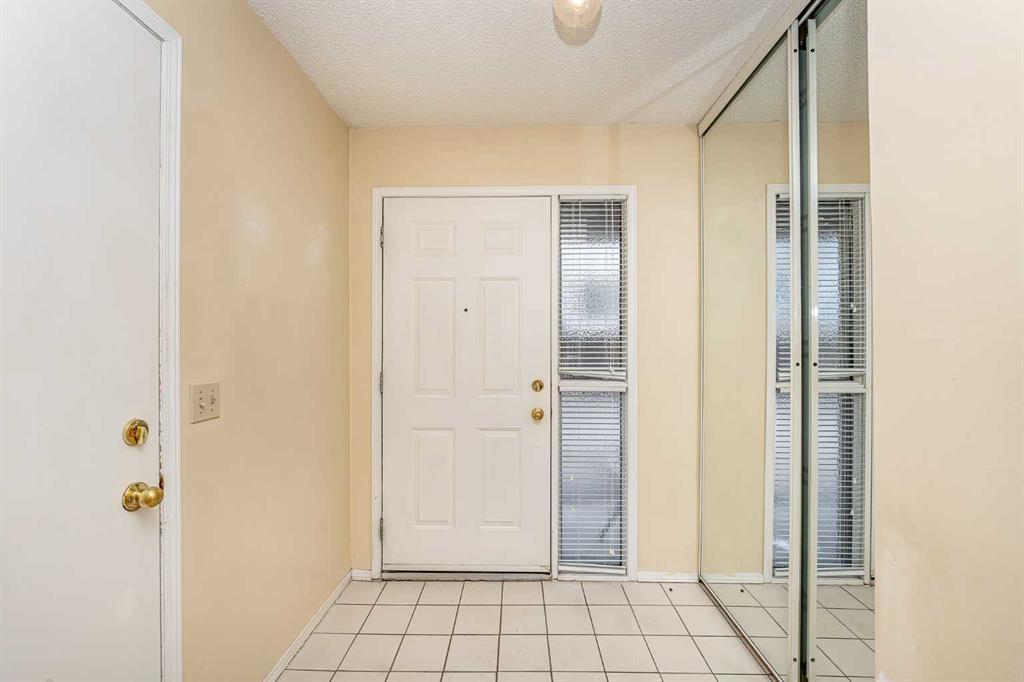 215 Coachway Lane Southwest, Calgary – Residential Row/Townhouse Listing Photo 13