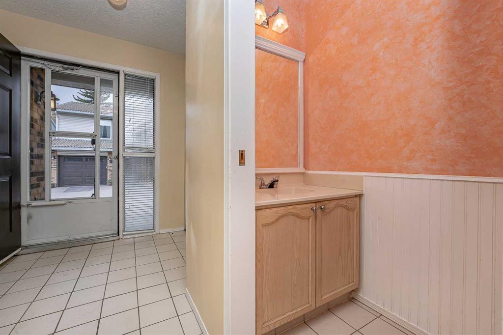 215 Coachway Lane Southwest, Calgary – Residential Row/Townhouse Listing Photo 15